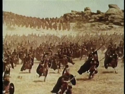 1964年重现蒙太奇罗马步兵和骑兵冲锋在高卢战场的场景视频素材