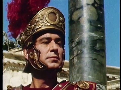 1964年，重演朱利叶斯·凯撒骑战车穿过罗马街道视频素材