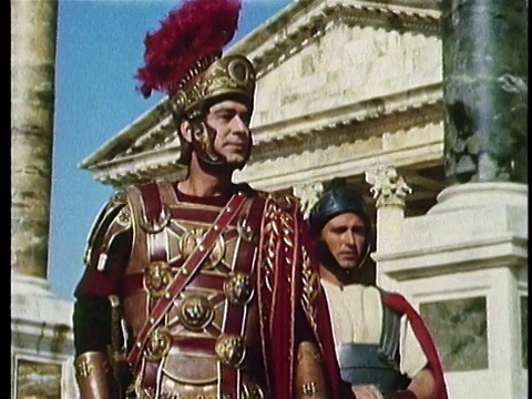 1964年，重演朱利叶斯·凯撒女士骑着战车穿过罗马街道视频素材