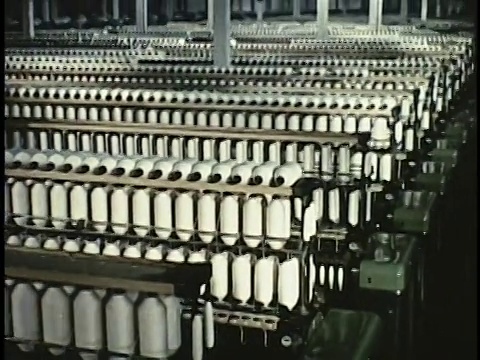 1963年，日本蒙太奇纺织厂内部配备纺织生产流水线视频素材