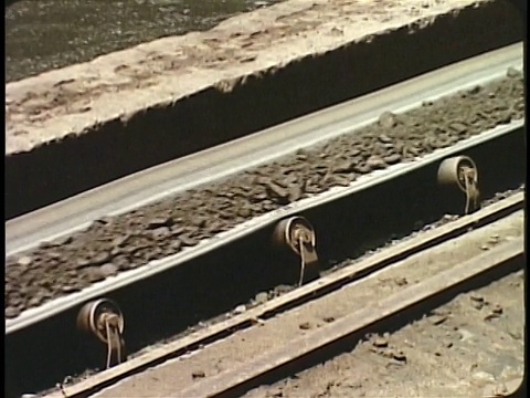 1963年，蒙太奇铁矿石在传送带上被运往磨厂/日本视频素材
