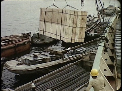 1963年蒙太奇起重机装卸货物/日本视频素材