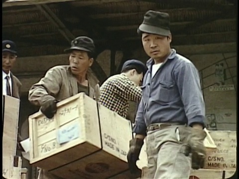1963年蒙太奇卡车装船;男人把箱子装上卡车/日本视频素材