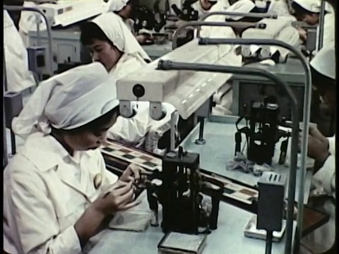 1963年，日本蒙太奇(MONTAGE)在装配线生产相机、抛光镜头的工人视频素材