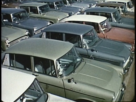 1963蒙太奇停车场停放的一排排新车;工厂装配线上的汽车/日本视频素材