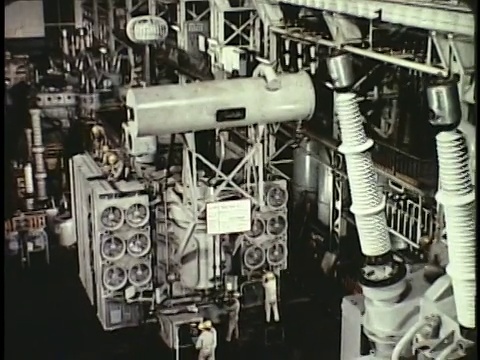 1963年在日本工业工厂工作的蒙太奇人视频素材