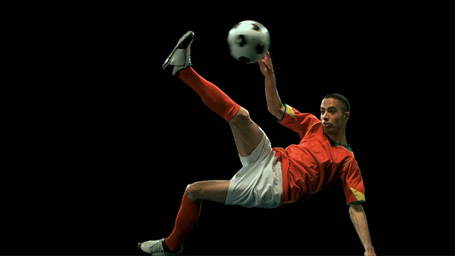 SLO MO MS工作室拍摄的足球运动员踢球视频素材