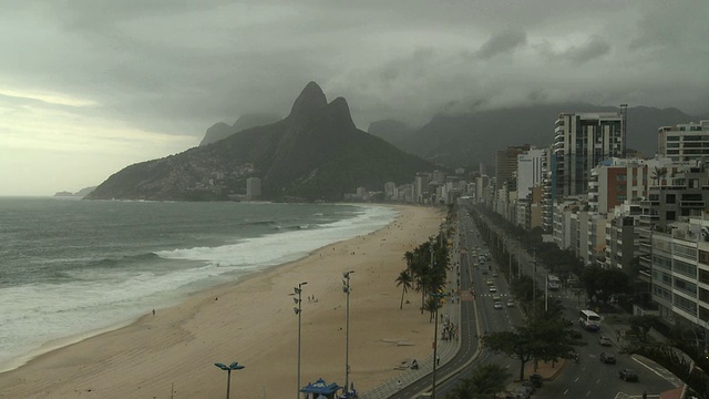 WS, HA，伊帕内玛海滩望向Leblon与两兄弟山在背景，里约热内卢de Janeiro，巴西视频下载