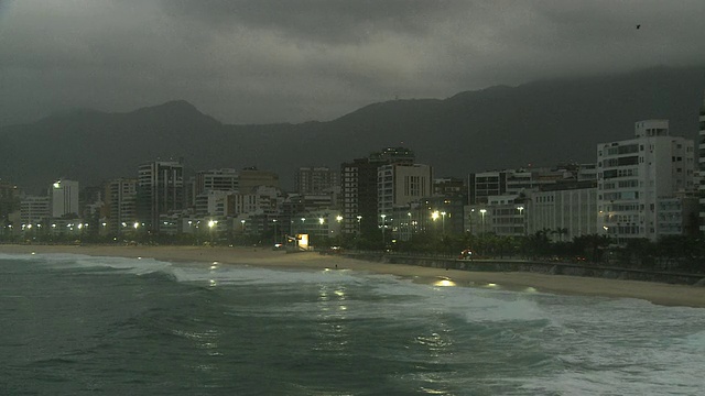 WS, PAN，伊帕内玛海滩黄昏，雾天，里约热内卢de Janeiro，巴西视频下载