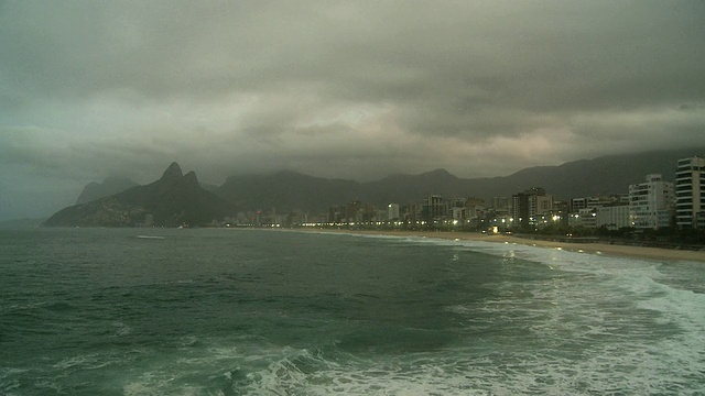 黄昏的伊帕内玛海滩，雾天，巴西里约热内卢视频下载