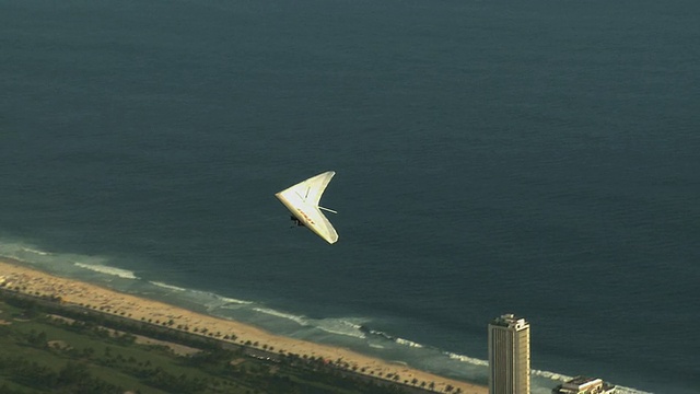 WS, HA，人在悬挂滑翔机飞行在Sao Conrado，里约热内卢de Janeiro，巴西视频下载