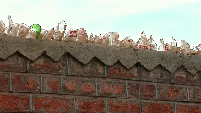 CU，碎可乐瓶在砖墙上，利隆圭，马拉维视频下载