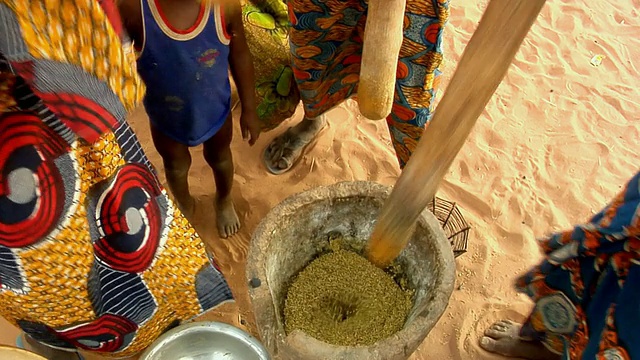 HA, CU，尼日尔尼亚美，三名妇女用研钵和杵磨谷子视频素材