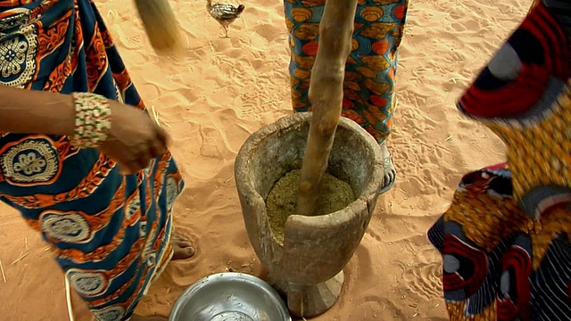 HA, CU，尼日尔尼亚美，三名妇女用研钵和杵磨谷子视频素材