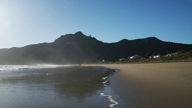 海浪冲击海岸在偏远的海滩/北国，新西兰视频下载