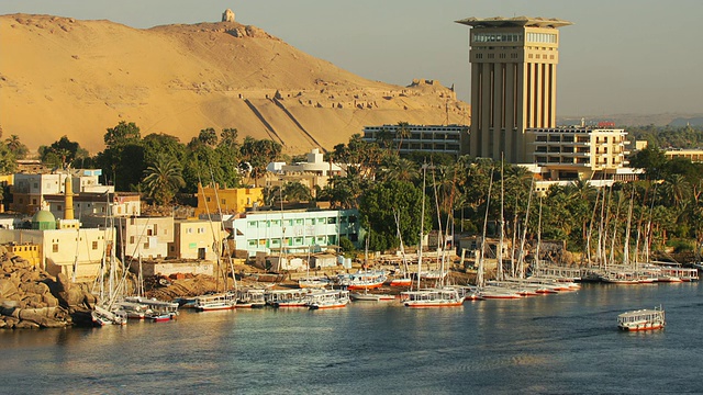 T/L, WS，系泊在埃及阿斯旺尼罗河岸边的船只视频下载