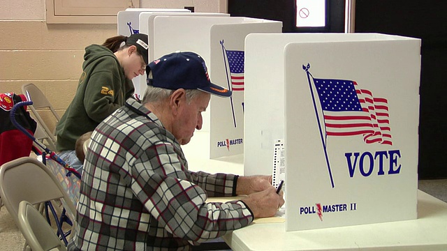 美国俄亥俄州圣玛丽市，人们在投票站填选票视频素材