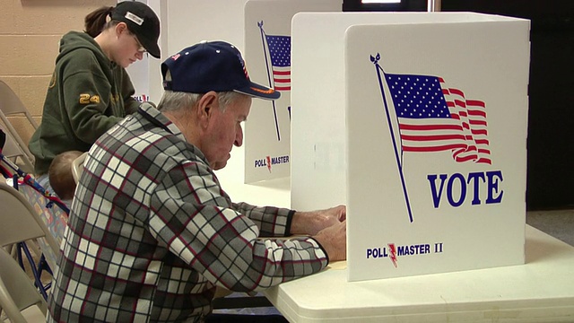 CU, ZO，人们在投票站填选票，圣玛丽，美国俄亥俄州视频素材