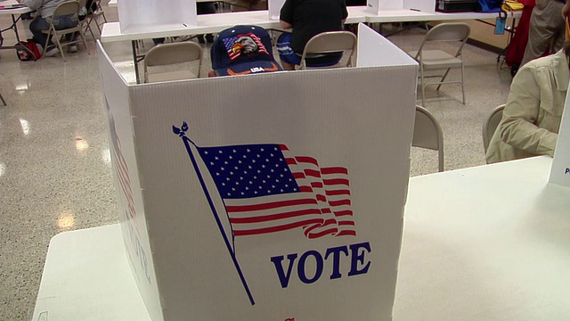 MS, CU, ZI, Man坐在投票站里，美国俄亥俄州圣玛丽视频素材