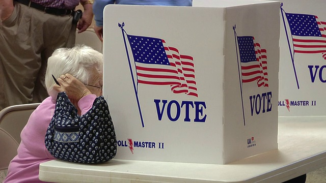 美国俄亥俄州圣玛丽市，坐在投票站里的妇女视频素材