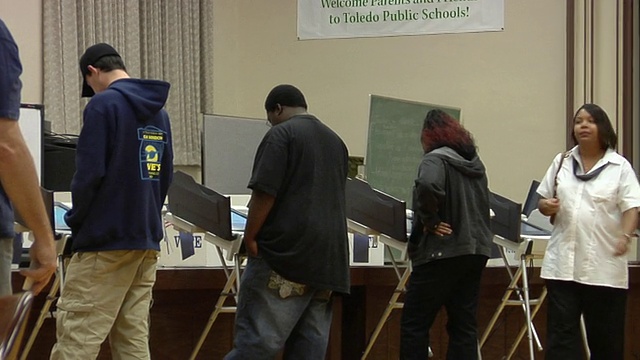 美国俄亥俄州托莱多，人们在电子投票机上投票视频下载