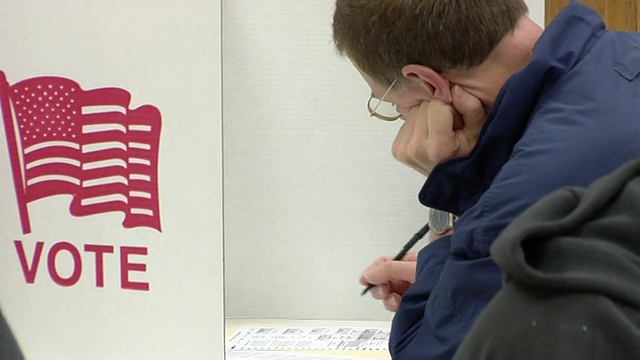 ECU, PAN，美国俄亥俄州圣玛丽，人们坐在投票站填写选票视频素材