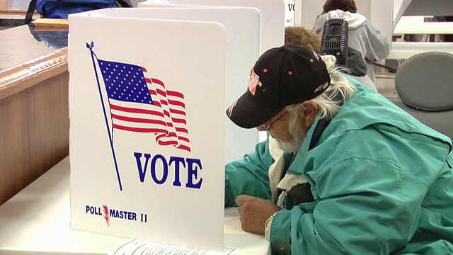 CU, ZO, MS, Man坐在投票站，圣玛丽，俄亥俄州，美国视频素材