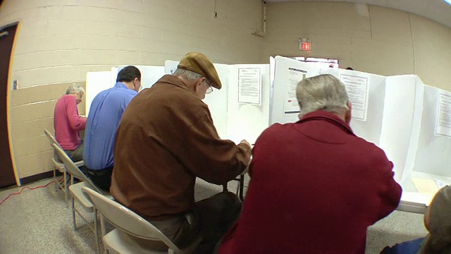 美国俄亥俄州圣玛丽市，人们坐在投票站里视频素材