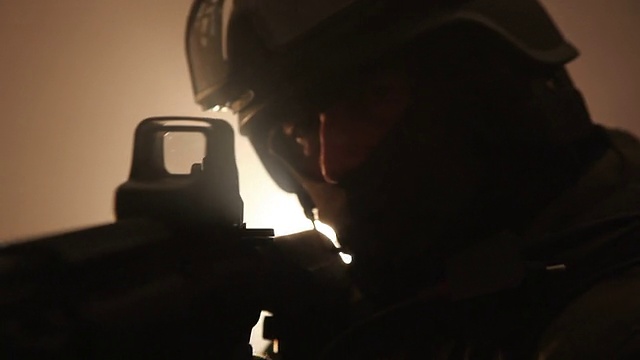 ECU，特种部队操作员在全保护装备与突击步枪，坦帕，佛罗里达州，美国视频下载