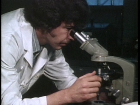1976 MS科学家在实验室观察显微镜/美国/音频视频下载