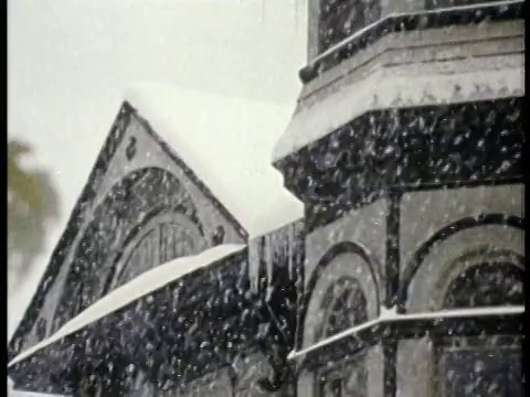 1975蒙太奇CU MS下雪与房子的背景/美国/音频视频素材