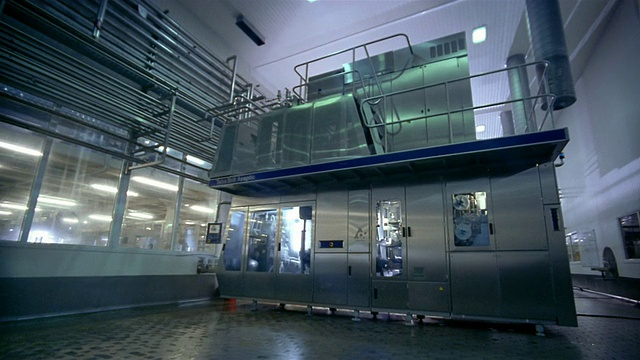 在Ultra Jaya牛奶加工厂/印度尼西亚，宽镜头小车拍摄无菌包装室视频素材