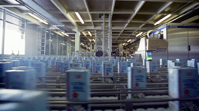 在Ultra Jaya牛奶加工厂/印度尼西亚，中速盒装牛奶在传送带上移动视频素材