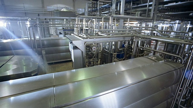 宽阔的抛丸起重机抛丸楼梯旁边的大缸和机械广泛的管道在乳品加工厂视频素材