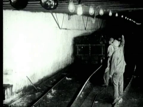 1927年，美国宾西法尼亚州，矿井地下的B/W POV MS电梯向矿工发出信号，向一辆装满烟煤的大车发送信号视频素材