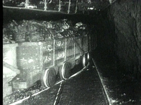 1927年，B/W WS POV矿车在地下行驶，停下来让另一列装满烟煤的矿车通过美国宾夕法尼亚州视频素材