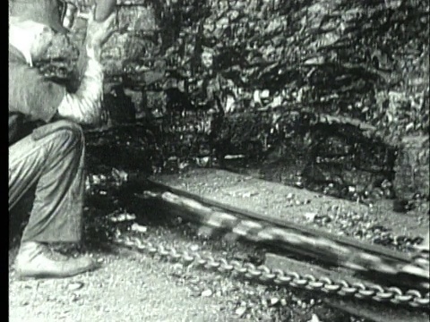 1927年，美国宾西法尼亚州，矿工使用截煤机开采烟煤视频素材