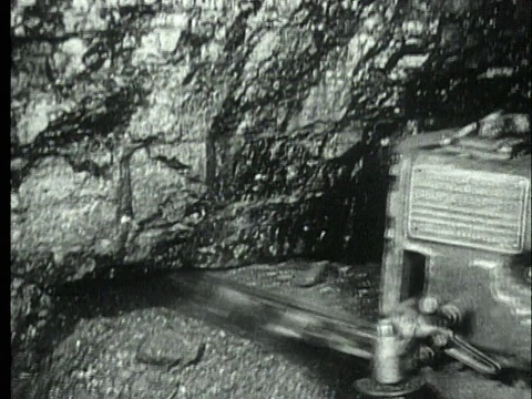 1927年B/W MS采煤机切割地下煤矿烟煤/美国宾夕法尼亚州视频素材