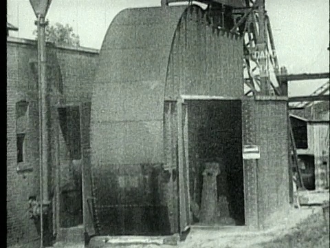 1927年，美国宾夕法尼亚州，B/W蒙太奇WS机在煤矿棚内旋转视频素材