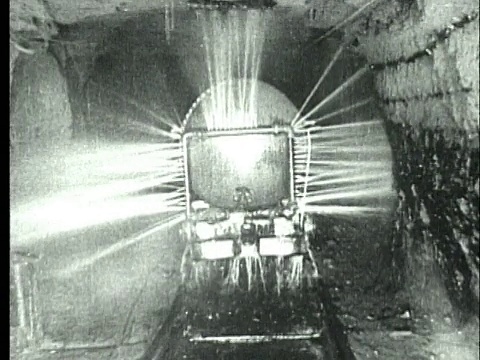 1927 B/W WS POV矿工沿着煤矿地下轨道驾驶喷水装置/宾夕法尼亚州，美国视频素材