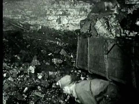 1927年，美国宾夕法尼亚州，蒙太奇MS煤矿工人给矿车装烟煤视频素材