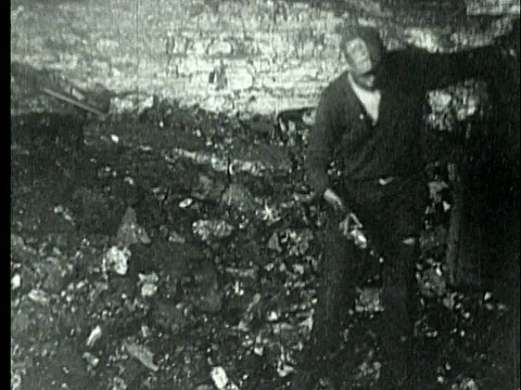 1927 B/W蒙太奇WS煤矿工人在地下矿井为装满烟煤的矿车列车发信号，美国宾夕法尼亚州视频下载