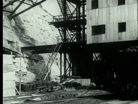 1927年，B/W WS TU电梯在美国宾夕法尼亚州的煤矿场上行视频素材