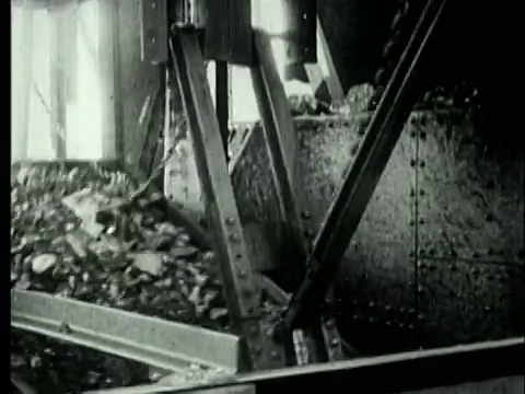 1927年，美国宾夕法尼亚州，从货柜卸下烟煤进行分拣视频素材