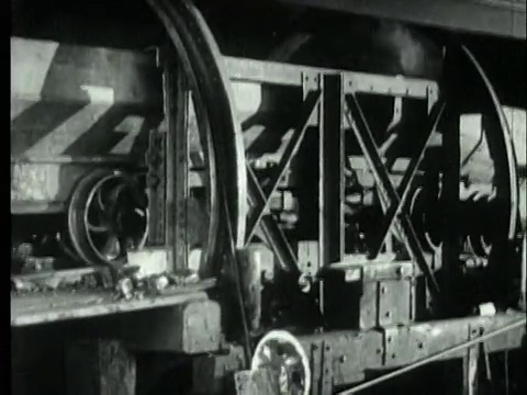 1927宾西法尼亚州烟煤矿场排空矿车的机器视频素材