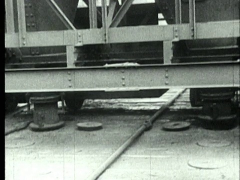 1927 B/W CU在美国宾夕法尼亚州煤矿厂使用的机器的一部分视频素材
