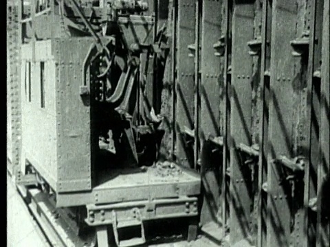 1927 B/W蒙太奇WS MS干馏焦炉机械沿着焦化室将煤转化为焦炭/宾夕法尼亚州，美国视频素材