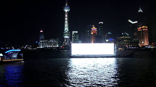 WS，黄浦江上的船只，东方明珠塔的夜光背景，中国上海视频下载