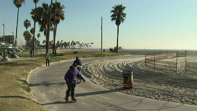 WS, HA，自行车骑手，直线溜冰者和慢跑的海滩散步，威尼斯，洛杉矶，美国加州视频素材