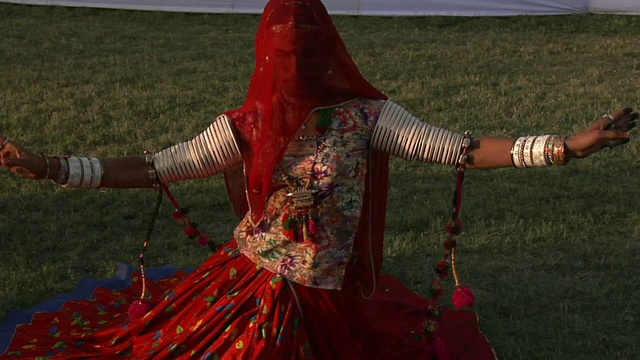 印度拉贾斯坦邦斋浦尔，异装癖者在斋浦尔大象节上跳舞视频下载
